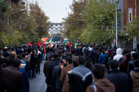 راهپیمایی جمعی از دانشجویان به مناسبت اربعین حسینی به سمت حسینیه امام خمینی (ره)