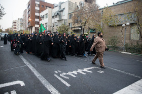 راهپیمایی جمعی از دانشجویان به مناسبت اربعین حسینی به سمت حسینیه امام خمینی (ره)