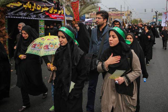 راهپیمایی پرشور "جاماندگانِ از اربعین" در هوای بارانی تهران