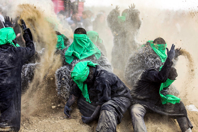 برگزاری مراسم تعزیه در روز اربعین / عکس تزیینی است عزاداریهای اردبیل در یک نمایشگاه