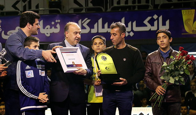 گزارش اتحادیه جهانی کشتی: اهدای تندیس به آرمیده توسط وزیر ورزش ایران