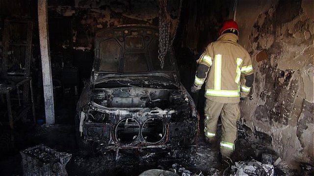 آتش در تعمیرگاه، دو خودرو را سوزاند