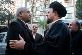  سید حسن خمینی جهت امضای دفتر یادبود درگذشت فیدل کاسترو در محل اقامت سفیر کوبا در تهران حضور یافت.