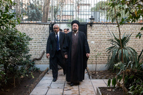  سید حسن خمینی جهت امضای دفتر یادبود درگذشت فیدل کاسترو در محل اقامت سفیر کوبا در تهران حضور یافت.