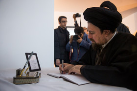 سید حسن خمینی دفتر یادبود درگذشت فیدل کاسترو را امضا میکند.