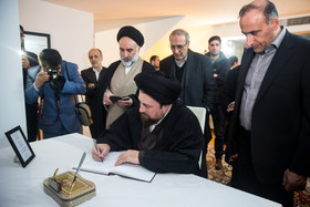 سید حسن خمینی دفتر یادبود درگذشت فیدل کاسترو را امضا میکند.