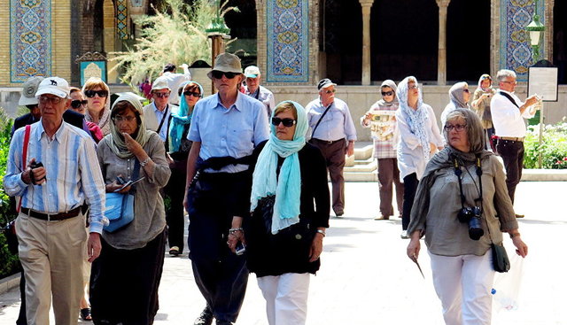 ماجرای بدون اتوبوس ماندن گردشگران خارجی ماجرای بدون اتوبوس ماندن گردشگران خارجی