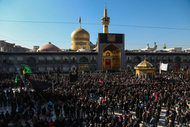 آغاز سخنرانی رهبر انقلاب در حرم امام رضا(ع)