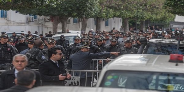 عکس آرشیوی است سرکوب تظاهرات تونسیها علیه گرانی/سبسی: افزایش قیمتها ضروری است