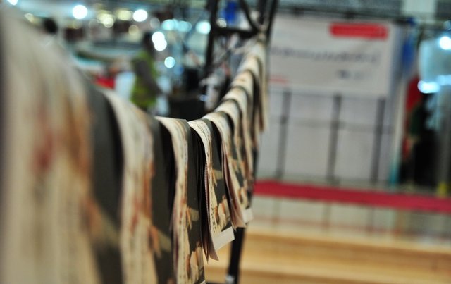 یک روزنامه به سوی مردم دست یاری دراز کرد یک روزنامه به سوی مردم دست یاری دراز کرد