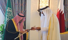 امیر قطر بالاترین نشان این کشور را به پادشاه عربستان داد