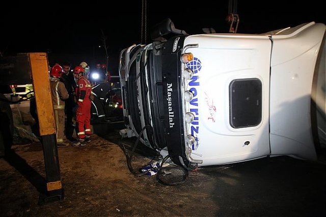 عکس تزئینی تصادف پژو با تریلی دو فوتی و یک مصدوم به دنبال داشت