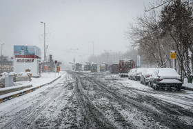 بارش برف و باران در اغلب محورهای کشور/ تلاش برای بازگشایی جاده چالوس
