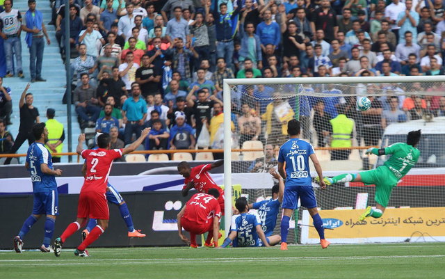 از پرتاب پرتقال تا شعار علیه داور در بازی استقلال و تراکتورسازی از پرتاب پرتقال تا شعار علیه داور در بازی استقلال و تراکتورسازی