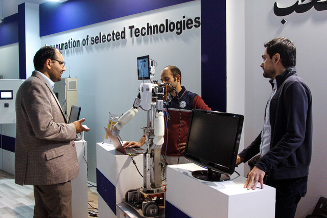 عکس تزئینی است انعفاد ۲۰ تفاهمنامه به ارزش ۲۳ میلیارد تومان در نمایشگاه پژوهش استان