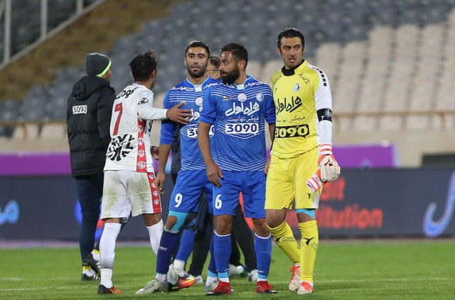 تساوی استقلال و مقابل پیکان ۱۰ نفره در نیمه نخست