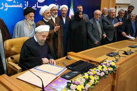 پیامک روحانی همزمان با امضای منشور حقوق شهروندی به مردم 
