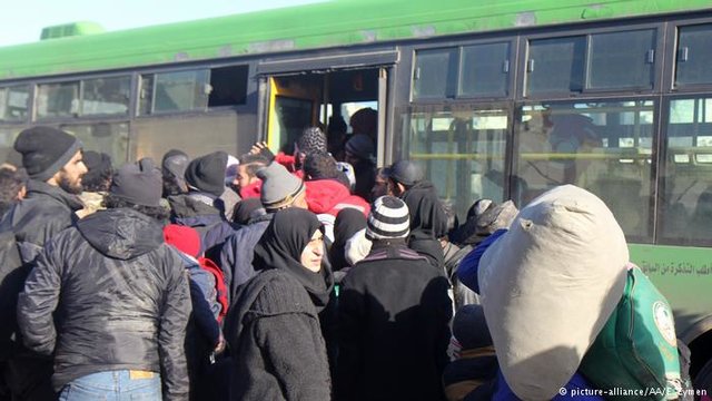 خروج اولین سری از اتوبوس‌های حامل ساکنان فوعه و کفریا به سمت حلب
