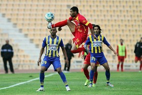 شوک به بازیکن نفت بعد از بازی با پرسپولیس/ بی‌خبری بوعذار از فوت پدرش!