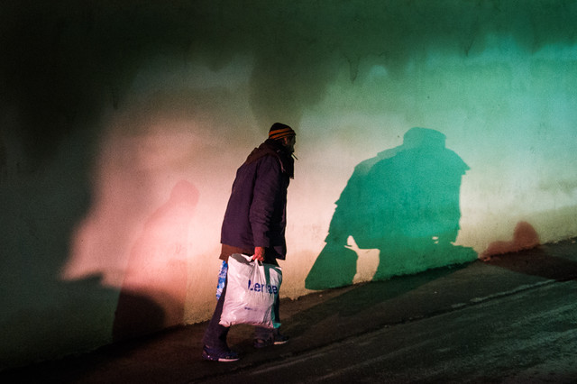 عکس آرشیوی است. خروج یک مددجو از چرخه کارتن خوابی در شب ولادت حضرت مهدی(عج)