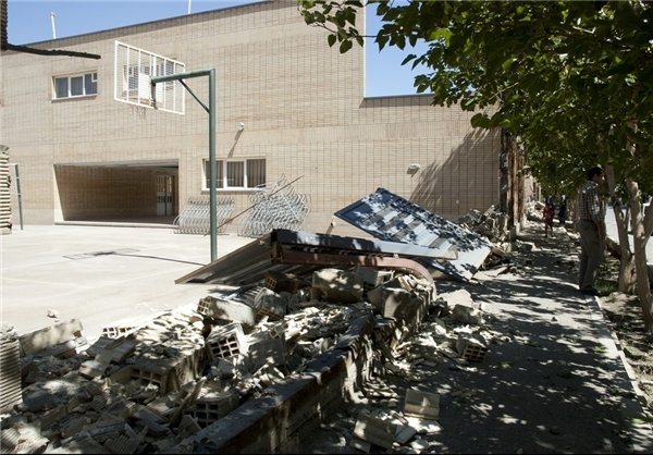 سقوط دیوار مدرسه