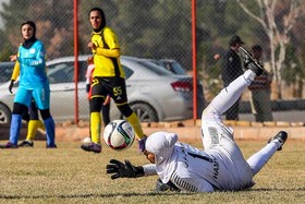 بم صدرنشین لیگ برتر فوتبال بانوان باقی ماند 
