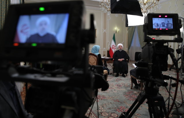 عکس آرشیوی است شبکه خبر سخنان رییسجمهور را پخش میکند