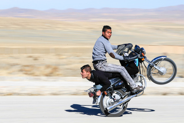 عکس تزئینی است موتورسواری نوجوانان؛ هیجان پرسرعت، آیندهای پرخطر