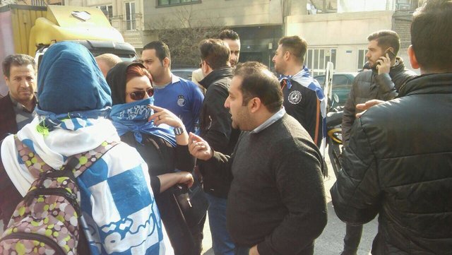 عکس آرشیوی است تجمع تعدادی از هواداران استقلال مقابل ساختمان مجلس