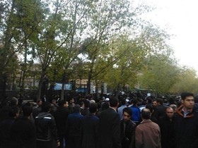 حضور دوستداران آیت الله هاشمی در مقابل دانشگاه تهران 