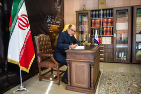 امضای دفتر یادبود توسط سفیر افغانستان