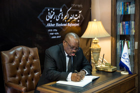 امضای دفتر یادبود توسط سفیر سنگال