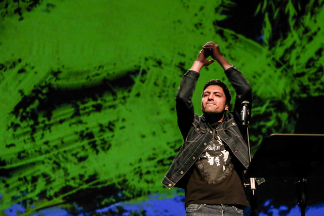 اشکان خطیبی مجری یک مسابقه تلویزیونی اجرای گروه موسیقی اشکان خطیبی - قلم را بچرخان - پنجمین شب جشنواره موسیقی فجر