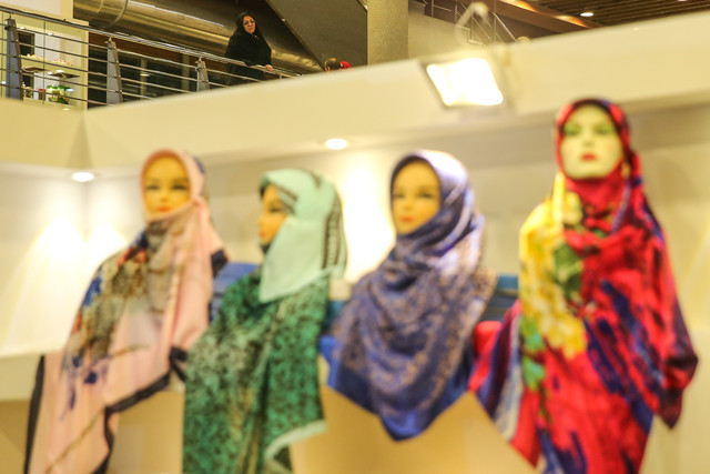 عکس تزئینی است ایجاد سکوهای عرضه لباس مناسب بانوان در لرستان