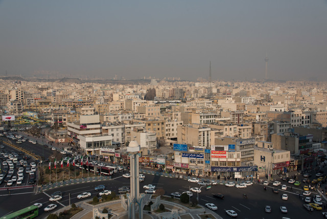عکس آرشیوی است. وزش باد و خیزش موقتی گرد و خاک در راه تهران