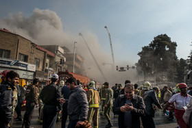 ساختمان پلاسکو پس از چند ساعت از آغاز آتش سوزی، در حین تلاش ماموران آتش نشانی برای مهار آتش، به طور کامل فروریخت.