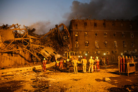 ادامه عملیات امداد و نجات تا ساعت ها پس از گذشت حادثه ریزش ساختمان پلاسکو.