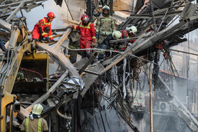 ادامه عملیات آتش نشانان ساعاتی پس از ریزش کامل ساختمان پلاسکو.