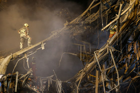 ساختمان پلاسکو در حالی ناگهان فروریخت که ماموران آتش نشانی در تلاش برای مهار آتش سوزی داخل ساختمان بودند.