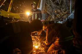 تعدادی از ماموران آتش نشانی در حین انجام ماموریت، به دلیل ریزش ناگهانی ساختمان پلاسکو در زیر آوار ماندند که همکاران آنها در تلاش برای نجات آنانند.