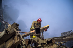 ادامه عملیات آتش نشانان و نیروهای امداد و نجات ساعاتی پس از ریزش کامل ساختمان پلاسکو.