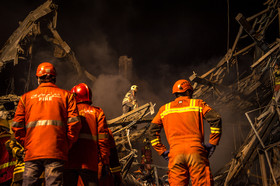 ادامه عملیات آتش نشانان و نیروهای امداد و نجات ساعاتی پس از ریزش کامل ساختمان پلاسکو.