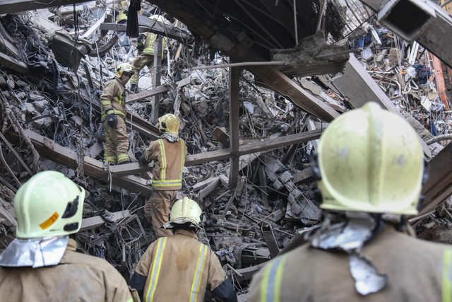 خبر خروج پیکر دو آتش نشان از زیر آوار را تایید نمی‌کنم/ ورود آتش‌نشانان به داخل ساختمان پلاسکو