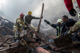 در دومین روز حادثه پلاسکو تیم های امداد و نجات و گروه های آتش نشان در حال قطعه قطعه کردن آهن آلات به جا مانده از ساختمان هستند.