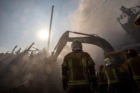 تیم های امداد و نجات و گروه های آتش نشان در دومین روز حادثه پلاسکو در حال آوار برداری هستند.