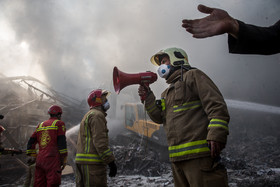 در دومین روز حادثه پلاسکو تیم های امداد و نجات و گروه های آتش نشان بی وقفه در حال آوار برداری هستند.