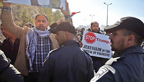 آتش زدن تصاویر ترامپ در فلسطین همزمان با مراسم تحلیف آتش زدن تصاویر ترامپ در فلسطین همزمان با مراسم تحلیف