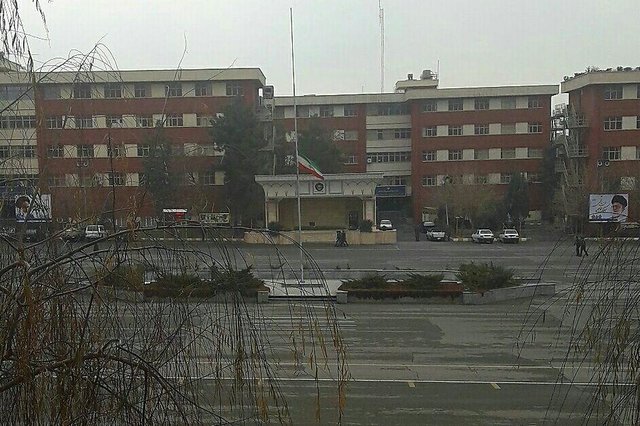 پرچم میدان صبحگاه قرارگاه پدافند هوایی ارتش به حالت نیمه افراشته درآمد