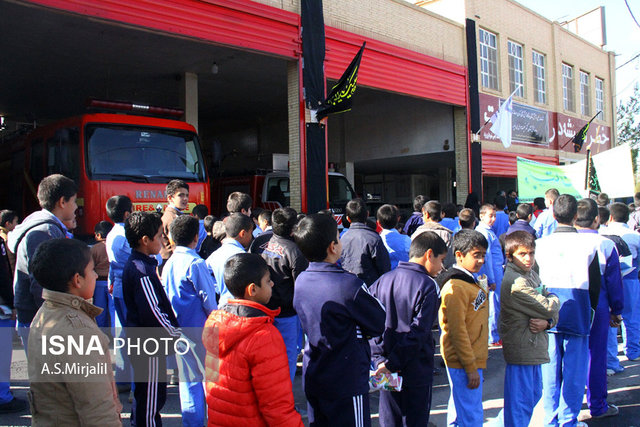 ادای احترام دانش‌آموزان شاهدیه به شهدای آتش‌نشان پلاسکو