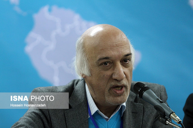 انتقاد از بیگانگی فرهنگ ایران و عرب با یکدیگر 